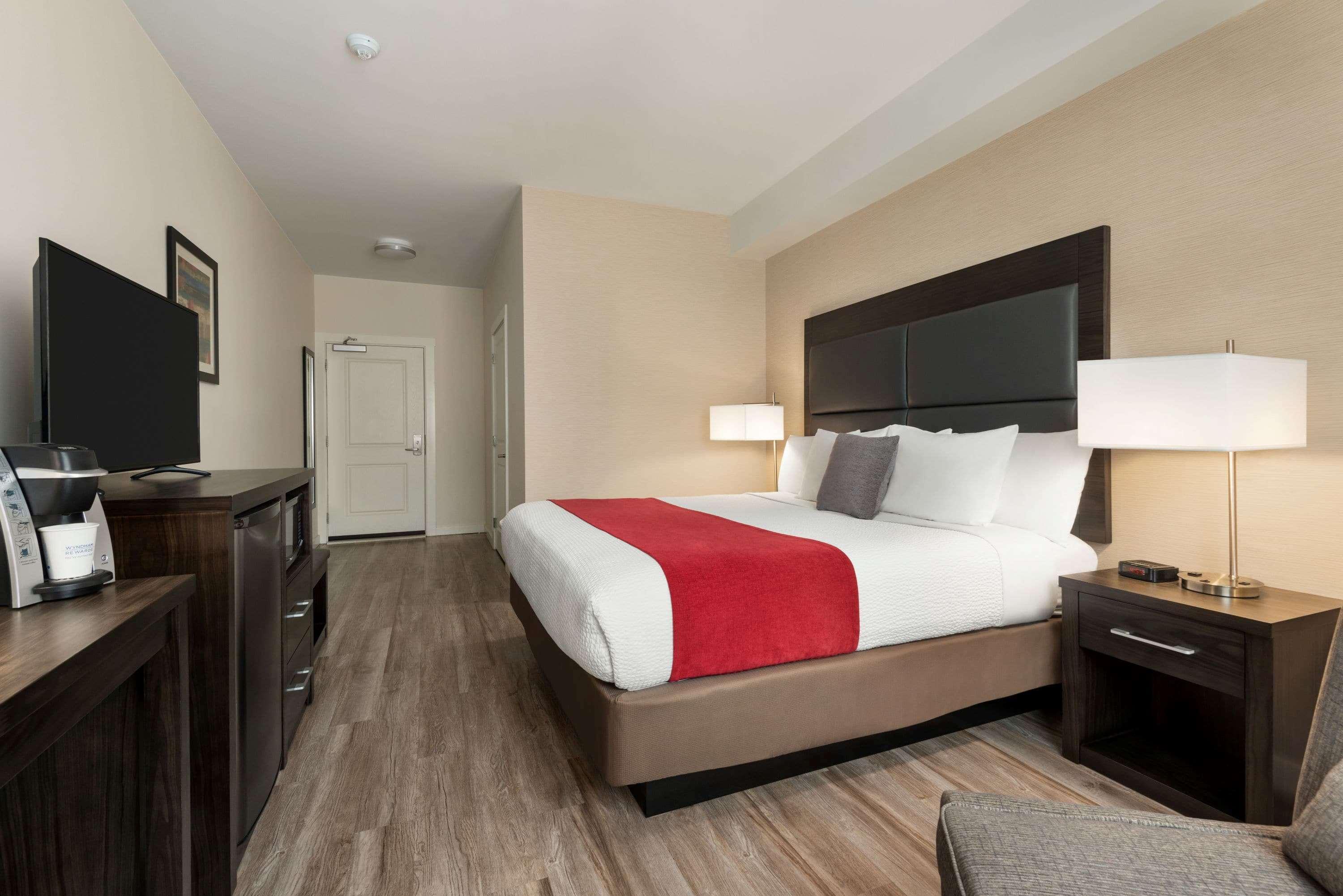Days Inn By Wyndham 100 Mile House Zewnętrze zdjęcie