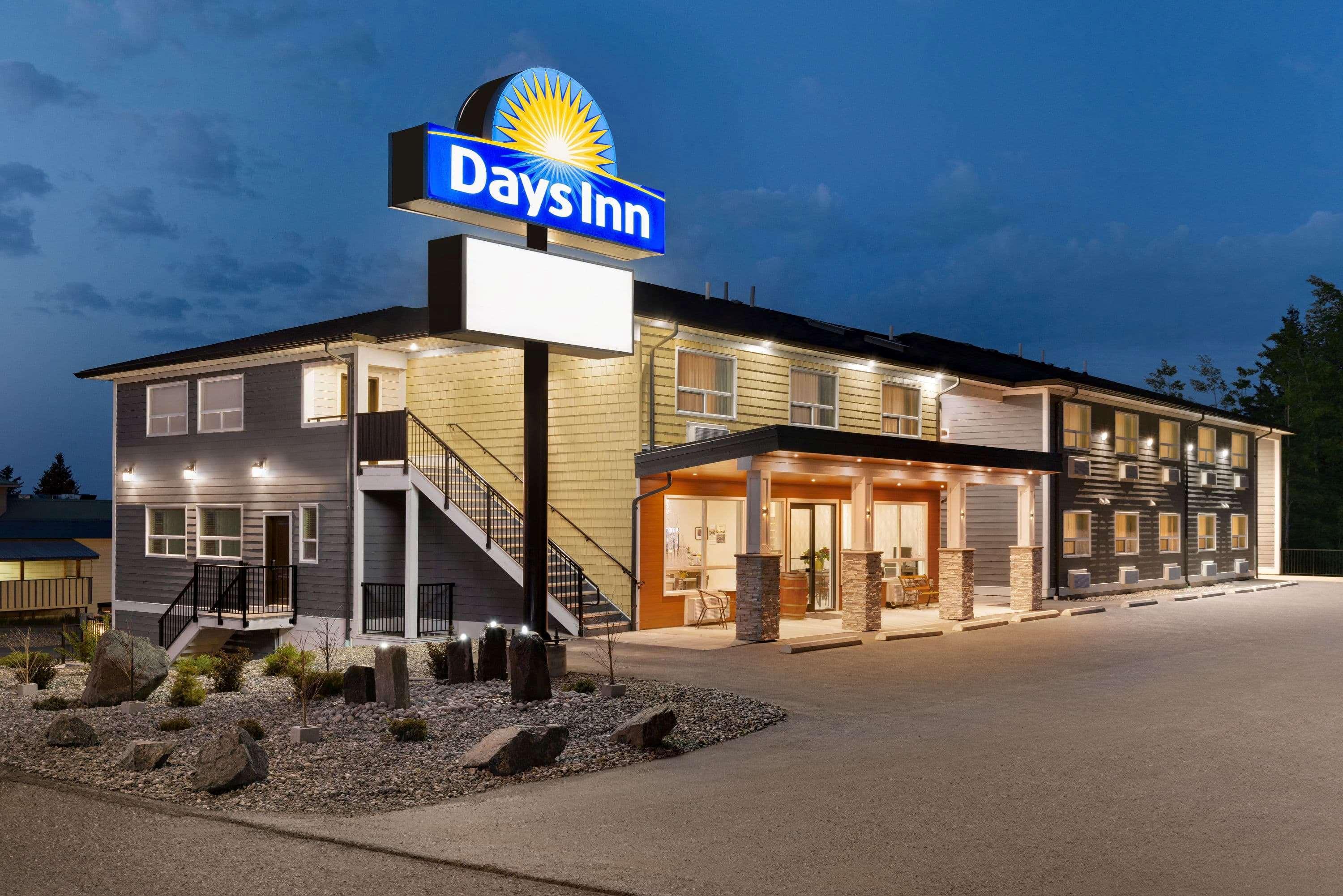 Days Inn By Wyndham 100 Mile House Zewnętrze zdjęcie
