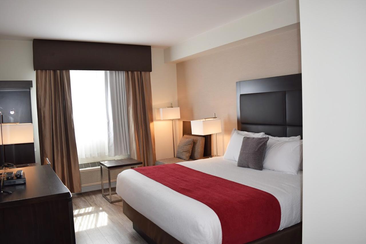 Days Inn By Wyndham 100 Mile House Zewnętrze zdjęcie